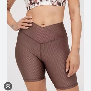 OFFLINE ribbed shine crossover biker short